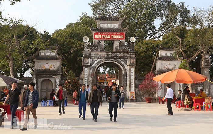 Đền Trần Thương luôn thu hút khách du lịch ghé thăm 